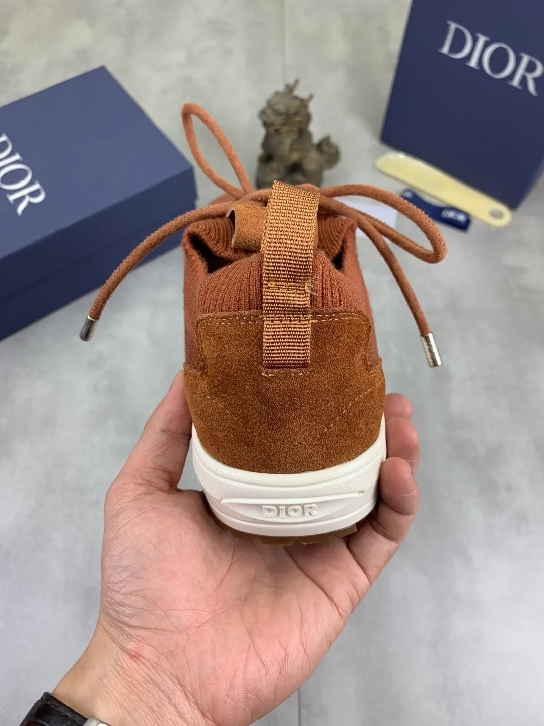 Men's men's shoes P400 new Dior Tech sneakers 2026 early spring series new products, with fashionable details, highlighting retro aesthetics. The fly-knit upper is spliced ​​with the sides of apricot transparent mesh fabric, and the leading edge of the upper window is laminated with high-frequency flat ironing and counter-pressure. The original craftsmanship is beautiful, comfortable and does not fall off. The interior is made of tonal sheep lining, which is soft and comfortable. The heel and tongue are embellished with the Paris logo. The textured TPU soles with the same tonal logo add to the high-end style.  Code number: 38-45 (46 customized)